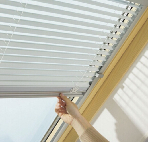 Алюминиевые жалюзи на мансардные окна