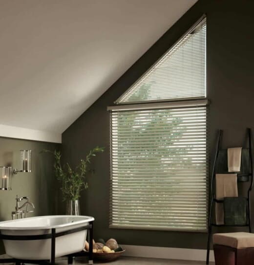 Деревянные жалюзи на мансардные окна