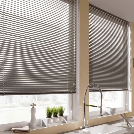 Алюминиевые горизонтальные жалюзи в квартиру