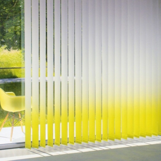 Пластиковые жалюзи на большое окно