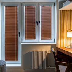 Алюминиевые жалюзи на балконную дверь цена. Купить в «Мастерская Жалюзи»